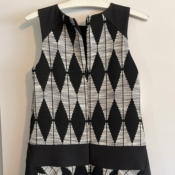 Banana Republic sleeveless Diamond Jaquard dress - Picture 4 of 10
